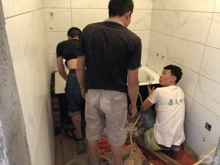 也許是小魚網上第一戶直播安裝浴缸的過程！還是鑄鐵浴缸！